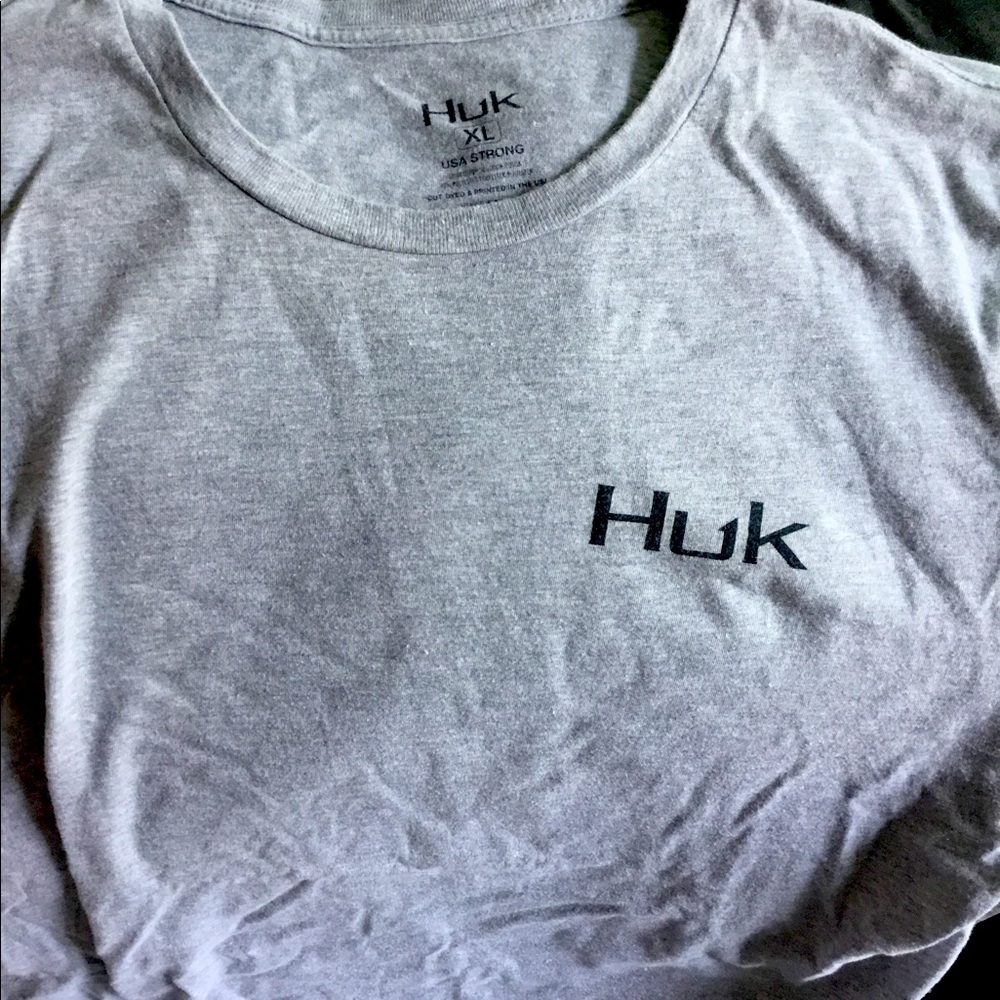 Mens huk T-shirt size xl grey in color